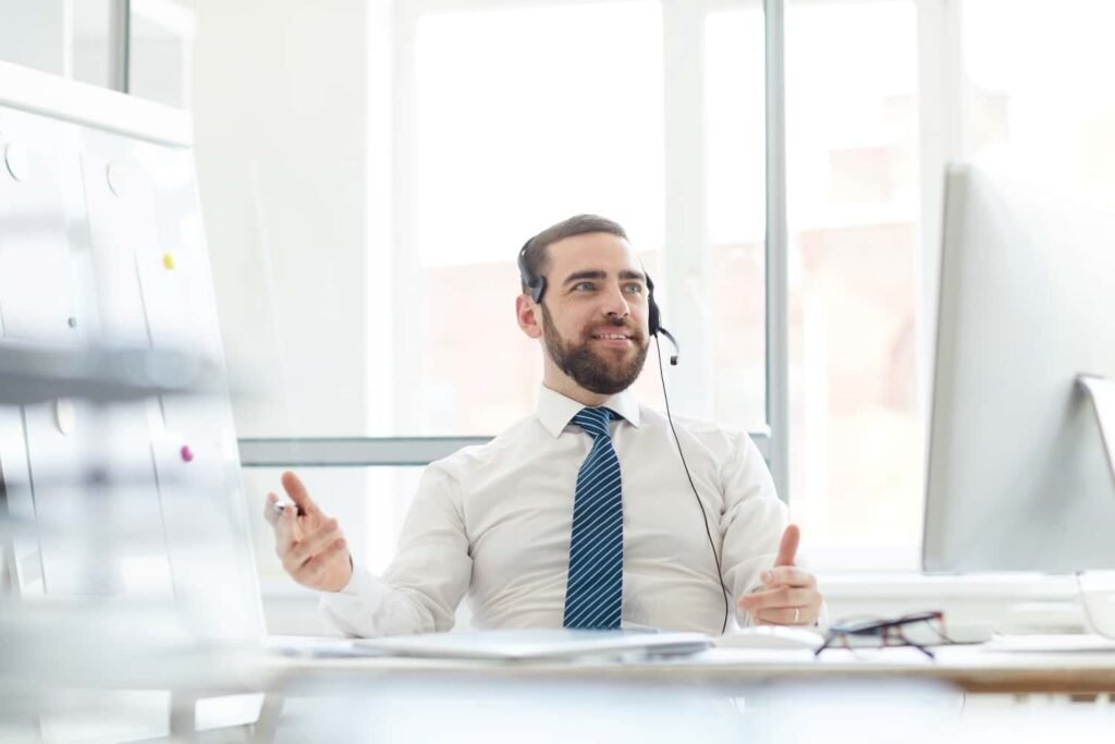 Specialist answering an incoming call for a live transfer